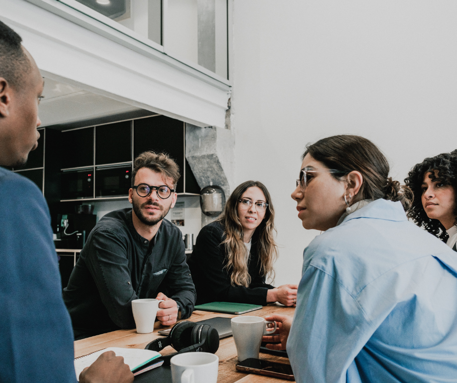 teammeeting bij duurzame re-integratie, je doet het samen. | werkgelukmenu.nl